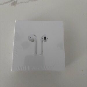 Apple AirPods with MagSafe Charging Case